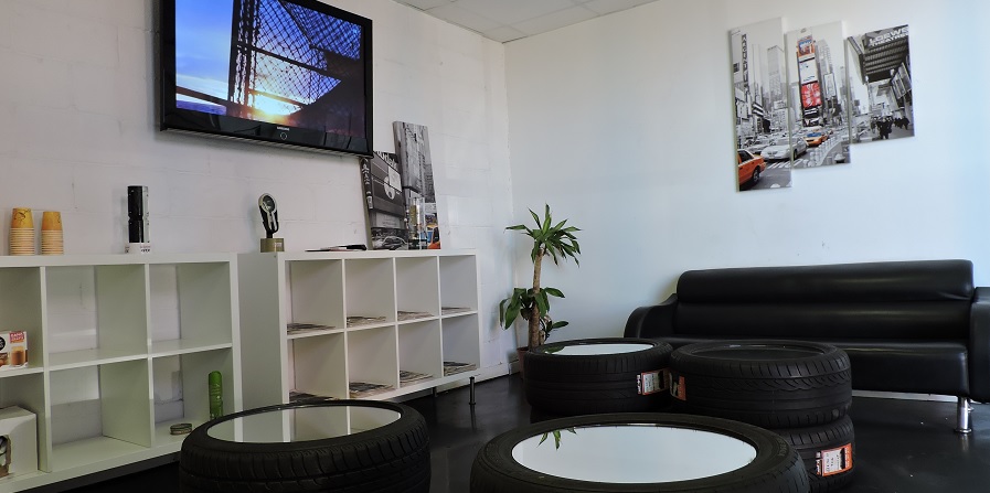 sala espera taller mecánica Sevilla: neumáticos de ocación